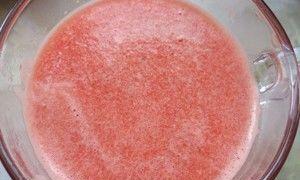 清凉夏日酸奶西瓜冰棍的制作方法（健康美味夏季必备的甜点）