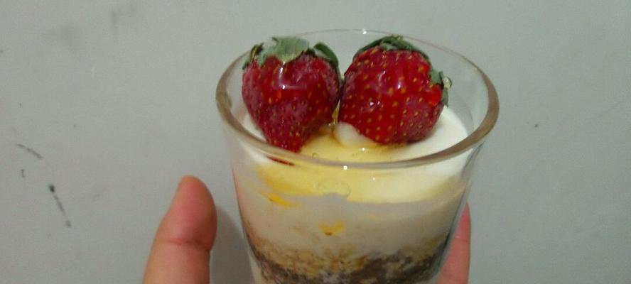 绚丽多彩的缤纷酸奶水果杯（让健康与美味并存的简易制作方法）