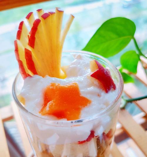 绚丽多彩的缤纷酸奶水果杯（让健康与美味并存的简易制作方法）