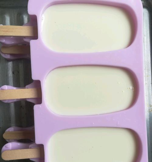 自制酸奶奶油熊爪雪糕的制作步骤详解（以酸奶奶油为主材料）