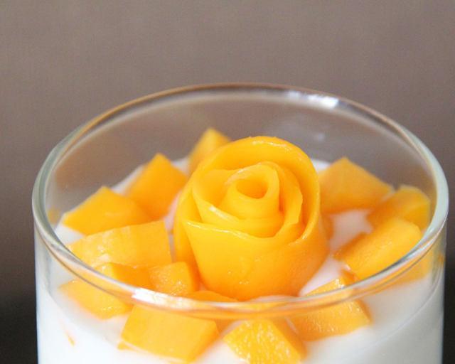 酸奶芒果杯的做法大揭秘（健康美味的自制零食）