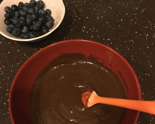 酸奶蓝莓布朗尼的制作方法（做出口感松软、香甜可口的布朗尼）