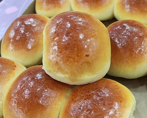 酸奶蛋黄小面包的制作方法（用简单材料做出美味的小面包）