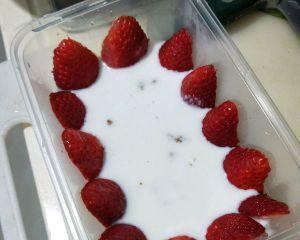 美味轻盈的酸奶草莓冻（健康美味）