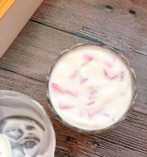 奥利奥水果酸奶杯的制作方法（美味健康的DIY饮品）