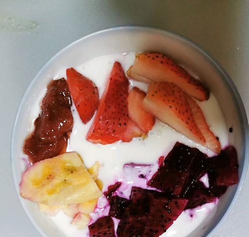 健康美味酸奶水果生菜沙拉的制作（以酸奶拌水果包生菜的多样组合）