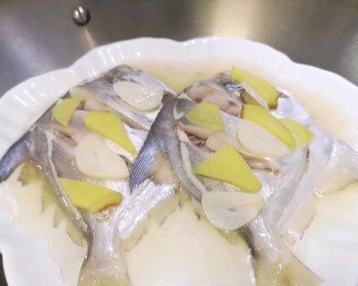 酸梅蒸鲳鱼的做法（一道口感清爽的家常菜）