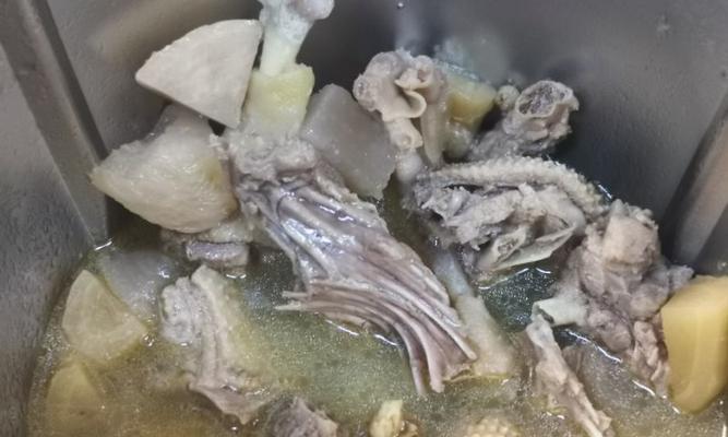 如何制作美味酸萝卜鸭汤（做法详解）