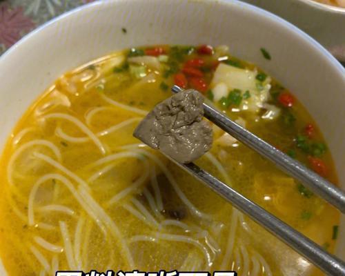 如何制作美味的酸萝卜老鸭粉丝汤（传统佳肴）
