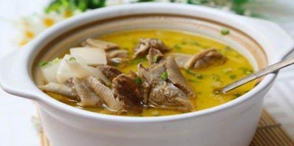 如何制作美味的酸萝卜老鸭粉丝汤（传统佳肴）
