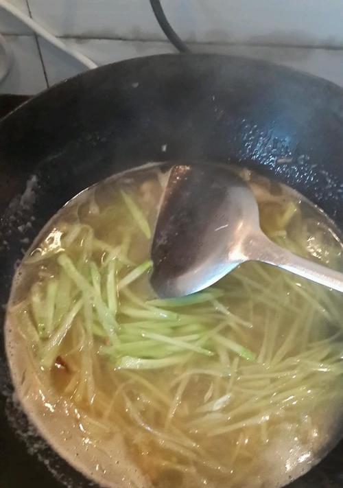 怎样制作美味可口的水滑肉黄瓜汤（掌握关键步骤）