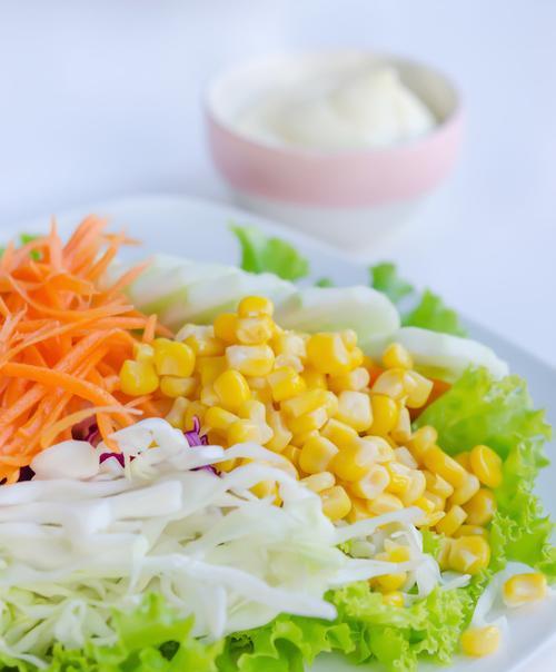 打造健康生活的水果蔬菜沙拉（享受美味与营养的完美融合）