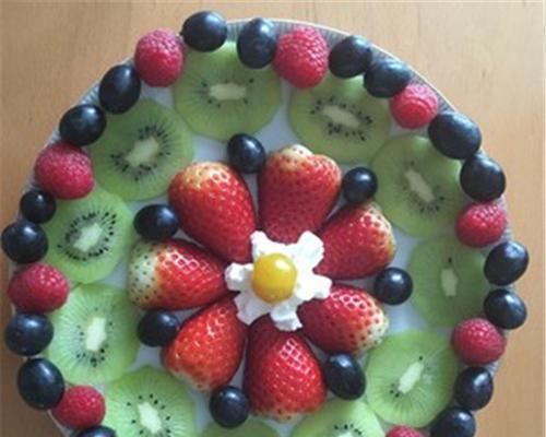 打造美味健康的水果拼盘酸奶（简单易学的制作步骤让你爱不释手）