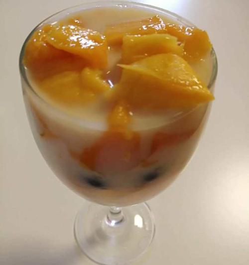 制作水果缤纷西米露（水果与西米的完美组合）