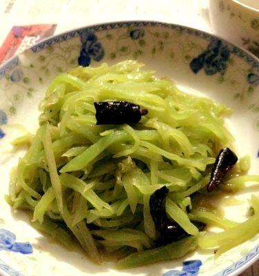 爽口青笋的美味做法（清爽可口的烹饪艺术）