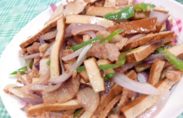 双丝炒豆干，美味简单好吃（用豆干的口感和蔬菜的清香）