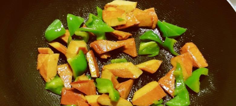 双丝炒豆干，美味简单好吃（用豆干的口感和蔬菜的清香）