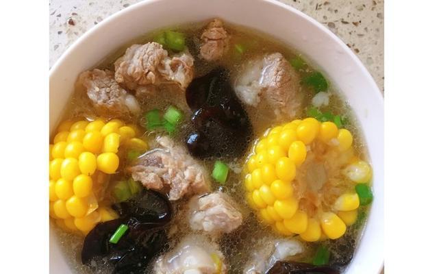 做一碗营养美味的山药木耳排骨汤（家常菜谱）