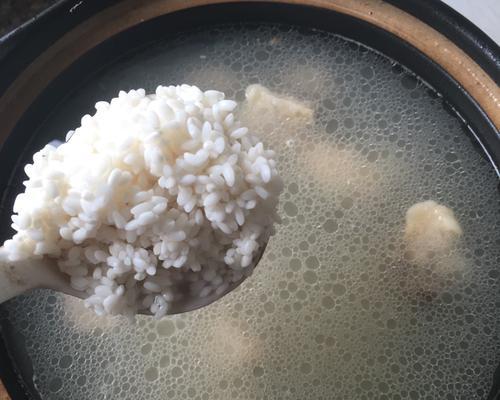 山药红枣排骨粥，滋补养生的美味佳肴（以红枣和山药为主要原料的营养丰富的排骨粥）