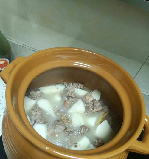 山药红枣老鸭汤的营养与制作（一碗暖心暖胃的老鸭汤——以山药红枣为协同料）