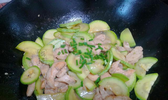 美味健康的肉末炒笋瓜（用清爽的笋瓜搭配肉末）