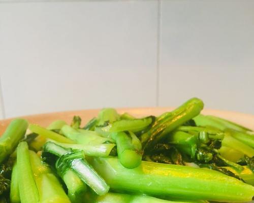 美味营养的肉粒炒菜心（以菜心为主）