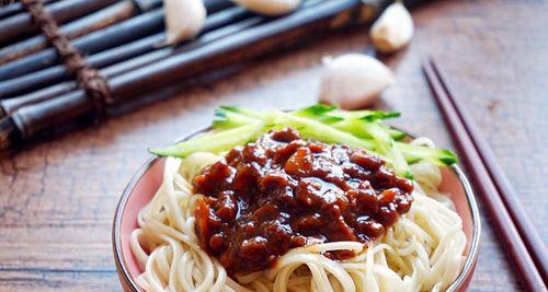 美食教程——肉丁蒜苗炸酱面（鲜香可口的自制炸酱面）