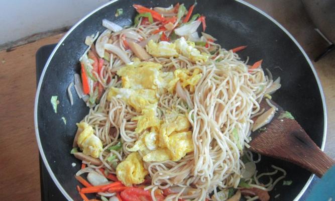 美味可口的肉丁白菜卤面
