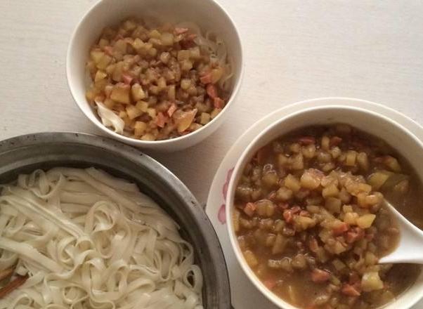 美味可口的肉丁白菜卤面