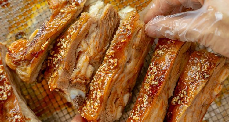 香烤羊排的制作方法（美食大师教你烤出香气四溢的羊排）