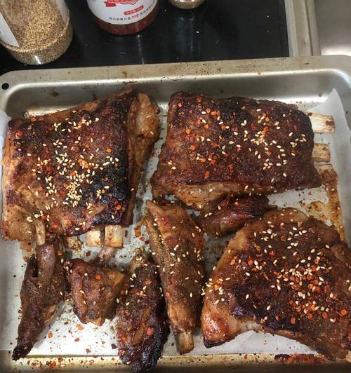 香烤羊排的制作方法（美食大师教你烤出香气四溢的羊排）