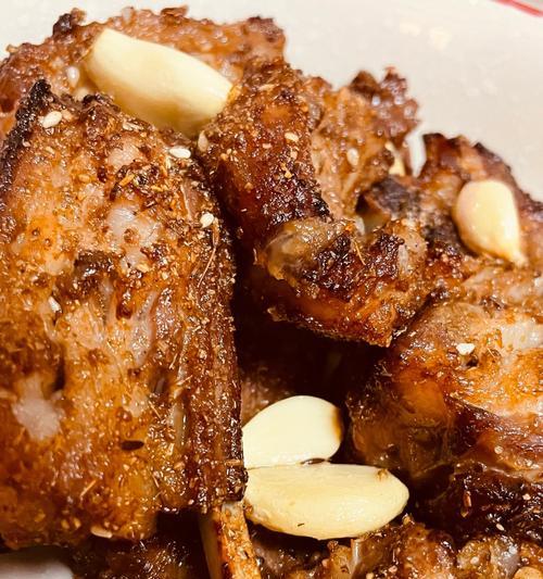 香烤羊排的制作方法（美食大师教你烤出香气四溢的羊排）