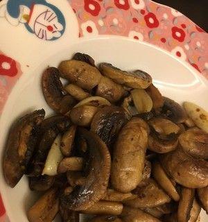 香煎蘑菇，美味佳肴（煎香蘑菇）