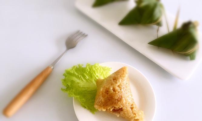 香菇肉粽的制作方法（从选材到包裹）