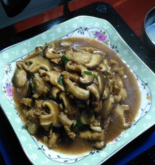 香菇肉片的美味做法（让你的餐桌多了一份暖意）
