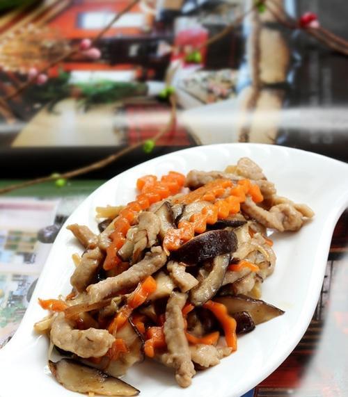 香菇肉片的美味做法（让你的餐桌多了一份暖意）