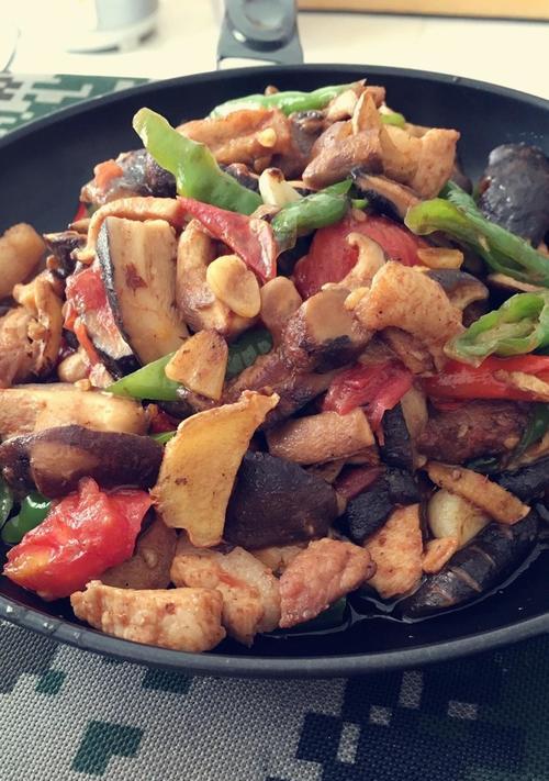 香菇肉片的美味做法（让你的餐桌多了一份暖意）