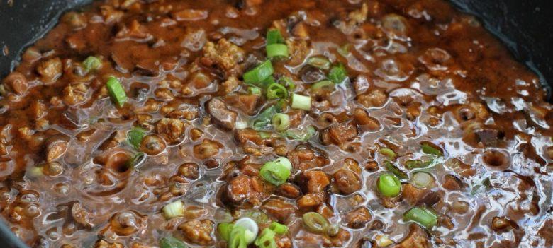 用香菇肉酱做美味面条（家常美食）