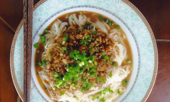 用香菇肉酱做美味面条（家常美食）