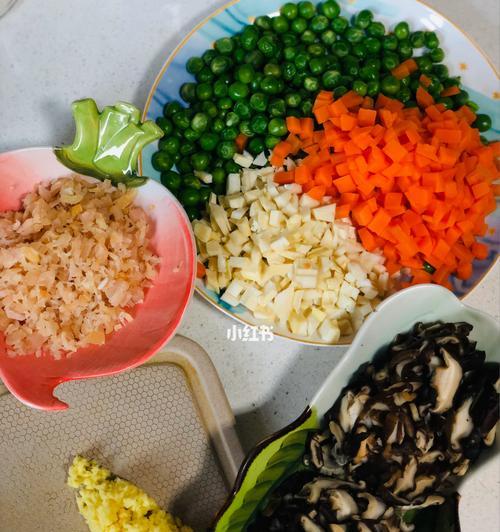 香菇糯米饭的制作方法（用香菇和糯米打造香气四溢的美食）