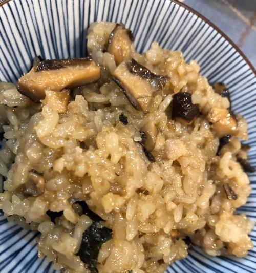 香菇糯米饭的制作方法（用香菇和糯米打造香气四溢的美食）