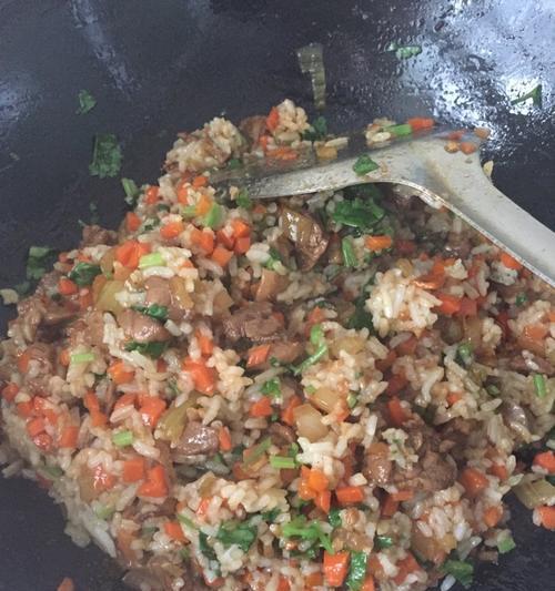 香菇酱炒饭的制作秘诀（如何用香菇酱制作美味炒饭）