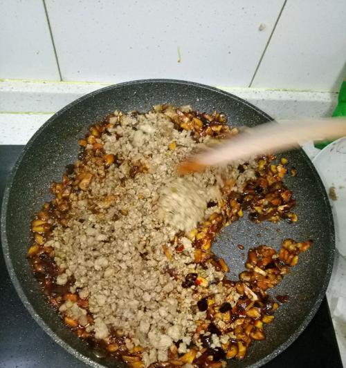 香菇酱炒饭的制作秘诀（如何用香菇酱制作美味炒饭）