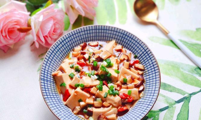 慢炖暖身，鲜美可口的香菇豆腐汤（健康温暖的冬日美食）