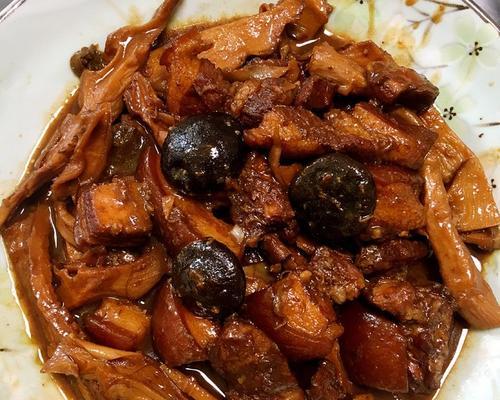 香菇炒五花肉，美味佳肴不容错过（享受美食）