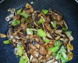 香菇炒五花肉，美味佳肴不容错过（享受美食）