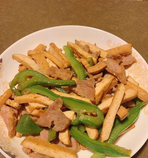 手把手教你做香干肉丝，口感鲜美易上手（简单易学的家常美食）
