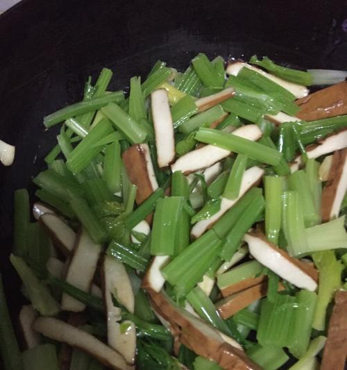 美味营养的香干芹菜做法（香辣爽口）