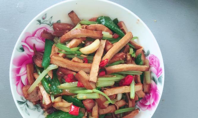 美味营养的香干芹菜做法（香辣爽口）