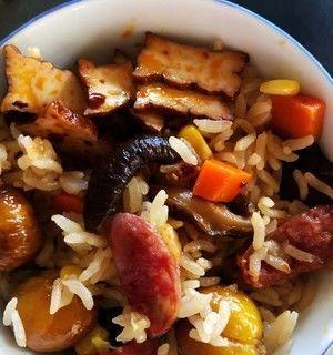 美味香肠焖饭（用最简单的方式做出令人满意的一餐）
